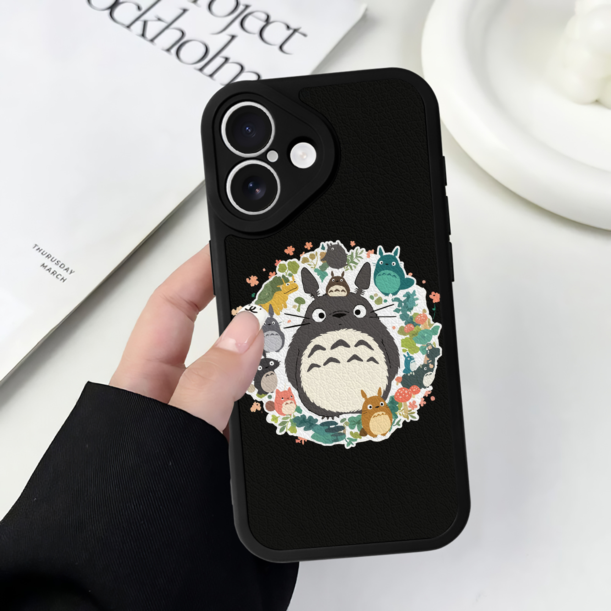 （画像用） となりのトトロ 草壁メイ 草壁サツキ My Neighbor Totoro Satsuki Kusakabe Mei Kusakabe 【iPhone 16シリーズ対応】シリコンスマホケース（レザー調） 材質：シリコン